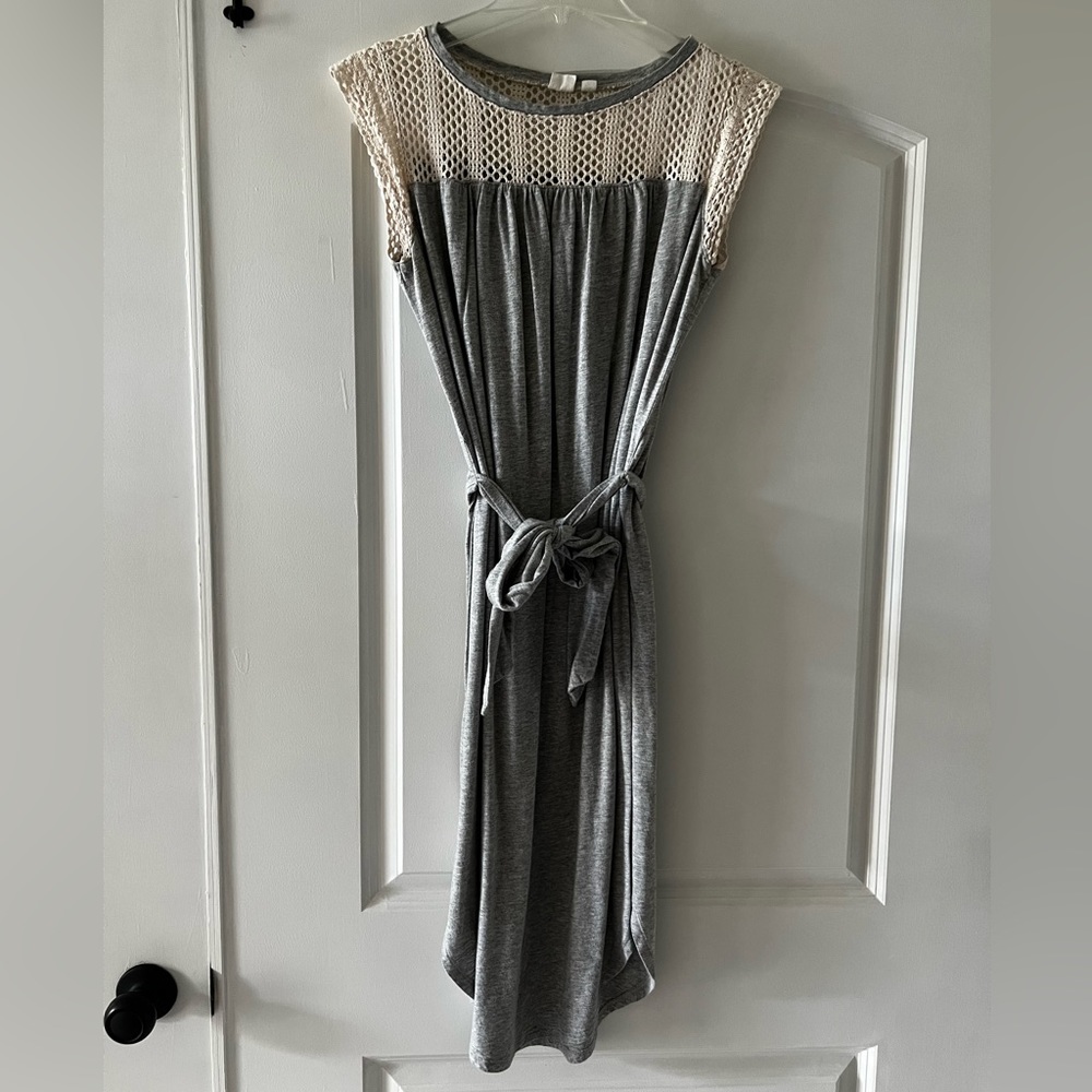 Gap lace sleeved dress. Size S. EUC. Heather grey. 60% cotton.
